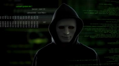 İşlem, siber suç Hack kodları arka plan üzerinde tehlikeli erkek hacker durur