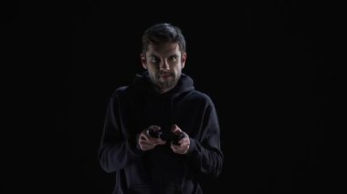 Genç adam video oyun konsolu, bağımlılığı sorunu, eğlence ile heyecanlı