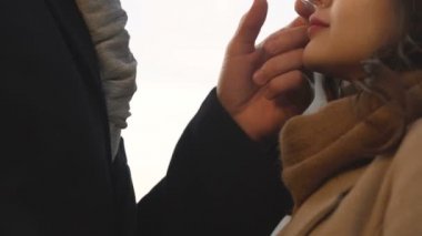 Genç adam kız arkadaşı hayran ve onu, öpüşme aşk ve ilişki