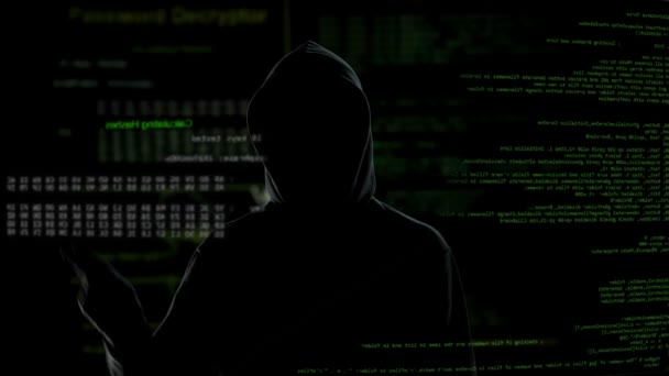 Hacker anônimo deslizando e rolando tela virtual, roubando dados secretos — Vídeo de Stock