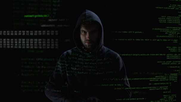 Hombre anónimo en negro escribiendo en el ordenador, buscando información confidencial — Vídeos de Stock