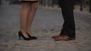 Neşeli kız öpüşme onun Tarih, romantik gece, Web sitesi dating üzerinden ortakları