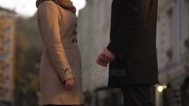 Evli çift büyük bir şehirde bir gece, romantik akşam sırasında elele