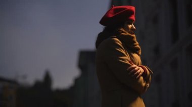 Genç kadın sevgilisi için umutsuzca bekliyor, boşandıktan sonra kurtarmak için başarısız