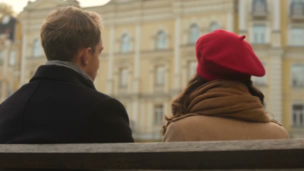 Maschio e femmina lo compongono dopo una lite, fiducia in una relazione a lungo termine — Video Stock