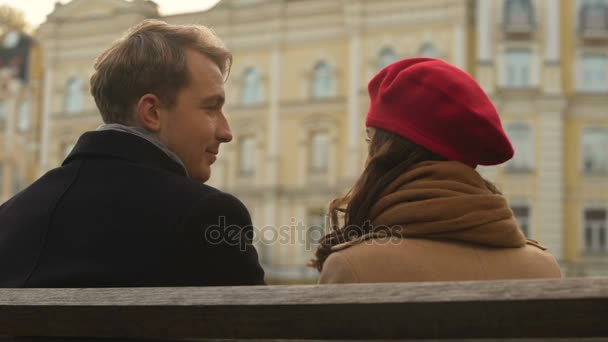 Attraktive junge Leute, die sich zum ersten Mal küssen, romantische Atmosphäre, Herbst — Stockvideo