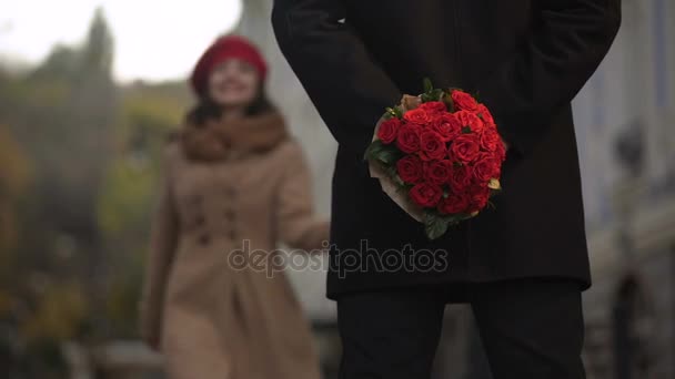 Schöne Blumen für eine hübsche Frau, erstes Date und Beginn einer Beziehung — Stockvideo