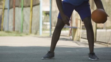 Basketbol oynarken, oyun, aktif yaşam tarzı daha önce eğitim Afro-Amerikan kişi