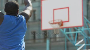 Sepet içine, etkin topu atma profesyonel basketbolcu eğitim