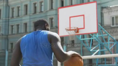 Sepet içine topu atma motive Afro-Amerikan kişi hobi spor