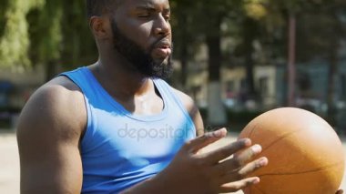 Oyun için hazırlık Stadı'nda tek başına oturmak ve topu, atma ciddi siyah adam