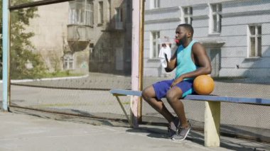 Bankta oturan ve beceremiyor, spor güçlü basketbol oyuncusu