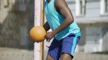 Esneme, basketbol maçı için hazırlanıyor, ısınma kadar atletik Afro-Amerikan kişi