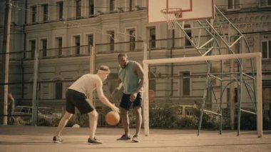 Beyaz ve siyah erkekler basketbol, etkin arkadaş eğlenceli, iyi anıları