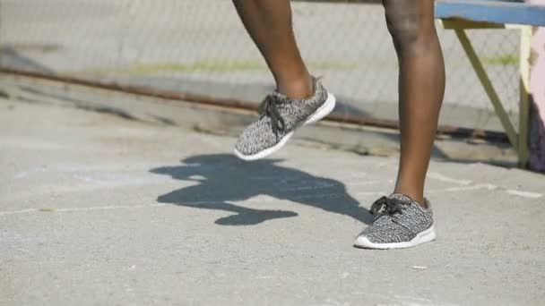 Un sportif afro-américain fort s'échauffe avant la compétition de basket — Video