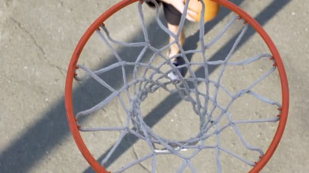 Mannelijke atleet schieten een bal door de mand, professioneel basketbalspeler — Stockvideo
