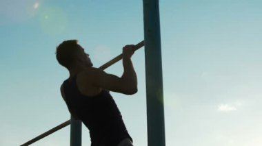 Güçlü adam asimetrik paralel, spor ve sağlıklı yaşam tarzı üzerinde çalışmaları gerçekleştirme