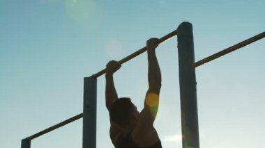 Erkek atlet açık havada, yapamadın çubukları üzerinde fiziksel güç ve Spor eğitimi