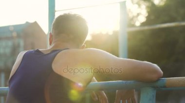 Atletik erkek arasında paralel barlar, sokak egzersiz egzersizleri molası