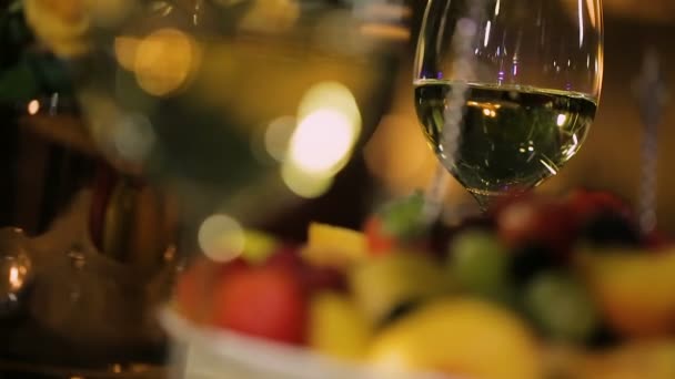 Due bicchieri di vino con frutta a fette, tavolo festivo per la celebrazione delle vacanze — Video Stock