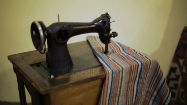 Eski dikiş makinesi ile renkli tuval dikiş, vintage Müzesi sergi