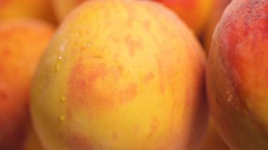 Islak olgun sulu nektarin şeftali satış pazarında, yaz hasat için hazır