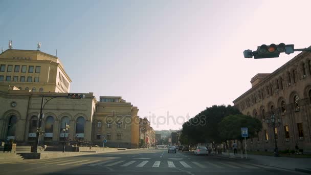 Coche esperando en el semáforo en Republic Square cerca del Museo de Historia, Armenia — Vídeo de stock