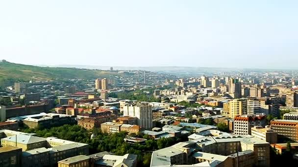 Panorama van de stad met hoogbouw en de centrale straat in Yerevan, Armenië — Stockvideo