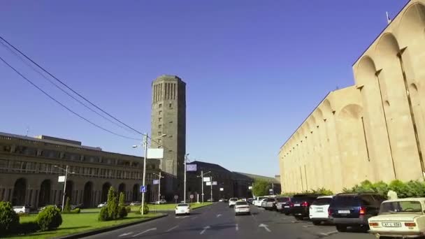 Coche conduciendo amplia calle de la ciudad, pasando Ereván Brandy-Wine Factory en Armenia — Vídeos de Stock