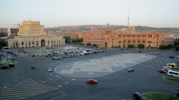 Tráfego ativo na Praça da República, Museu de História na cidade de Yerevan, timelapse — Vídeo de Stock