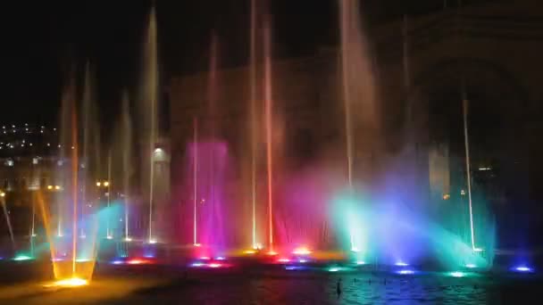Muzikale fonteinen in History Museum met kleurrijke achtergrondverlichting timelapse, Armenië — Stockvideo