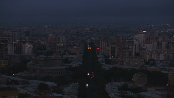 Stad bij nacht, donker centrale straat in Yerevan Armenië, lucht vervuild door verkeer — Stockvideo