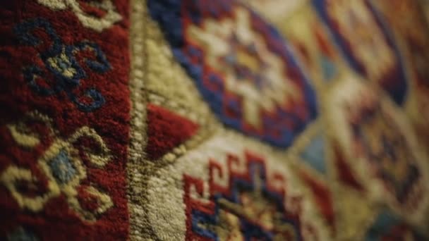 Motifs de tapis en laine de mouton, vente de tapis sur le marché arménien, séquence — Video