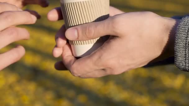 Mannen behandlande flickvän med kopp kaffe i höst skogen bakgrunden, vård — Stockvideo