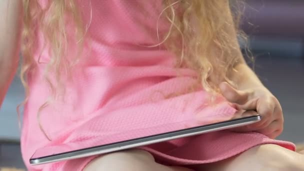 小さな子供の床に座って、タブレット、対話型の教育を参照 — ストック動画