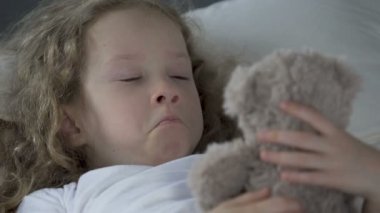 Ağlıyor, onun oyuncak ayı seyir ve aile hakkında rüya yetim kız