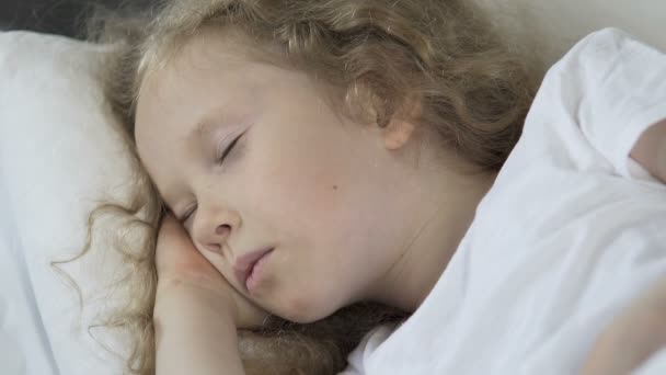 Bei capelli ricci bambino biondo che dorme nel suo letto, sonno sano, primo piano — Video Stock