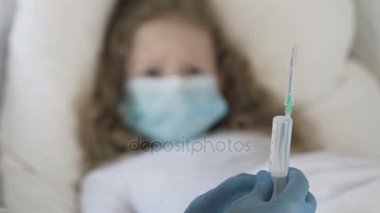 Korkmuş kıvırcık saçlı çocuk tıbbi maske şırınga, hastalık arıyorsunuz