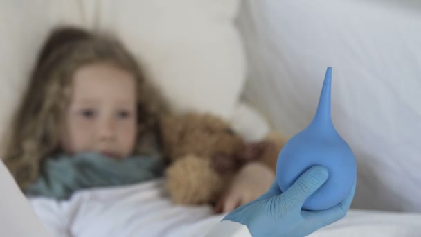 Niña asustada mirando enema en la mano del médico, enfermedad y atención médica — Vídeos de Stock