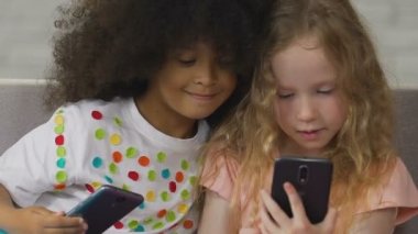 İki serbest zaman, çocuklar ve teknoloji harcamak akıllı telefonlar kullanarak kızlar okul öncesi