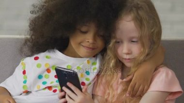 Küçük çocuklar istimal telefon yapmak selfie, genç sosyal medya kullanıcıları, teknoloji