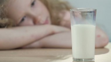 Laktoz hoşgörüsüz çocuk ne yazık ki bardak taze beyaz süt, beslenme seyir