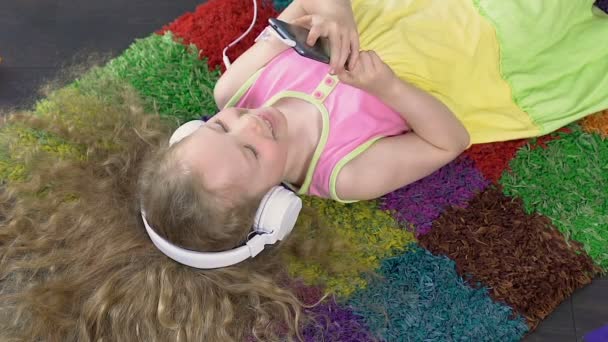 Schönes kleines Mädchen-Video, das ihre Eltern telefonisch anruft, modernisierte Kommunikation — Stockvideo