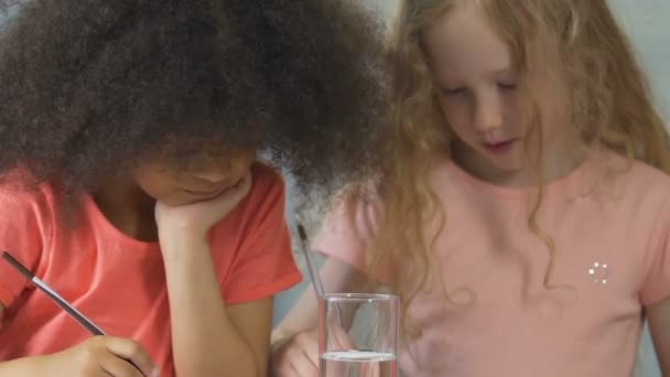 Junge Schüler mit Acrylfarbe bei Zeichenstunde im Kindergarten, Bildung — Stockvideo