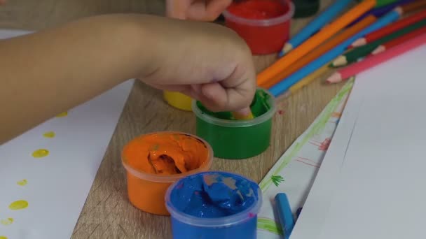孩子使用无毒, 儿童安全油漆画用手指, 生态友好的油 — 图库视频影像