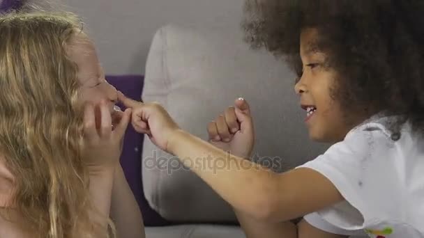 Genç kız ile birlikte oynamak, eğlenmek farklı etnik kökenden — Stok video