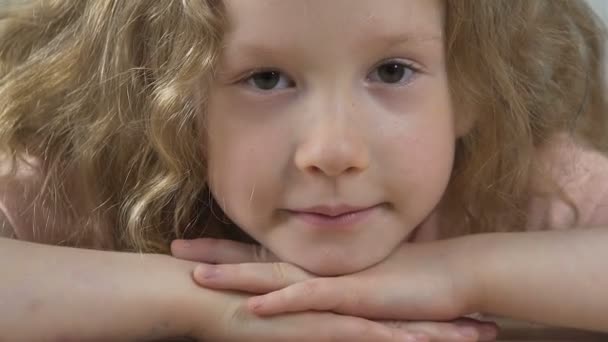 Hermosa niña inmóvil mirando a la cámara, mirada profunda y conmovedora — Vídeo de stock