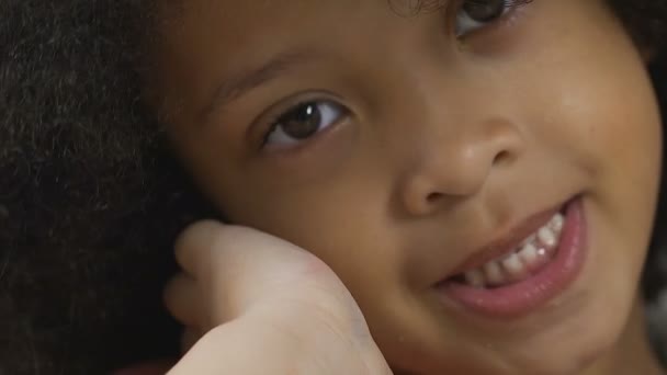 Αξιολάτρευτο μικρό μαύρο κορίτσι χαμογελώντας και ψάχνει σε φωτογραφική μηχανή, όμορφο preschooler — Αρχείο Βίντεο