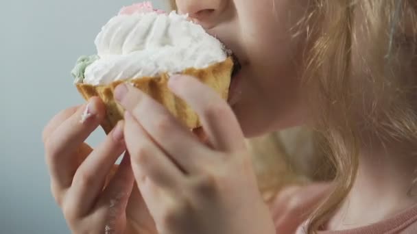 Primer plano de niño hambriento comiendo panecillo recién horneado, panadería apetitosa — Vídeos de Stock