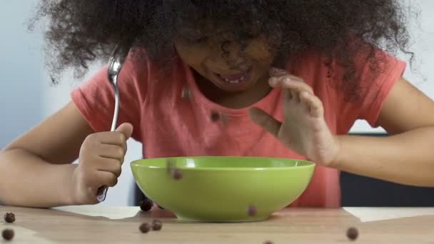 Criança excitada olhando para a queda de cereais de chocolate, pronta para comer comida amada — Vídeo de Stock